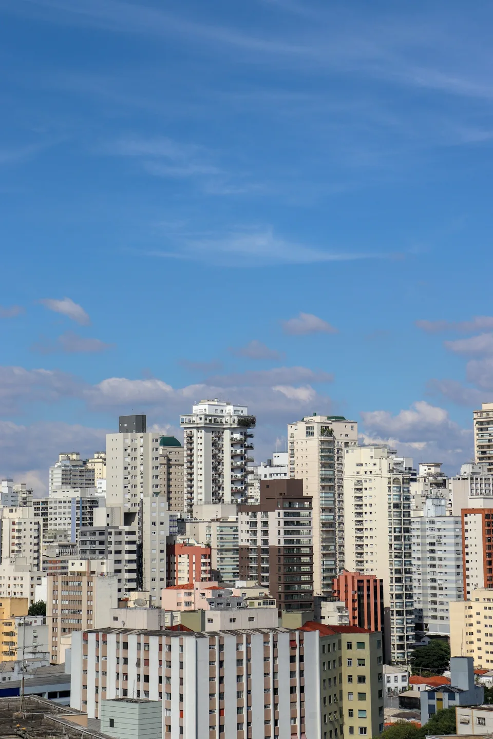Paisagem de São Paulo com edifícios residenciais e comerciais